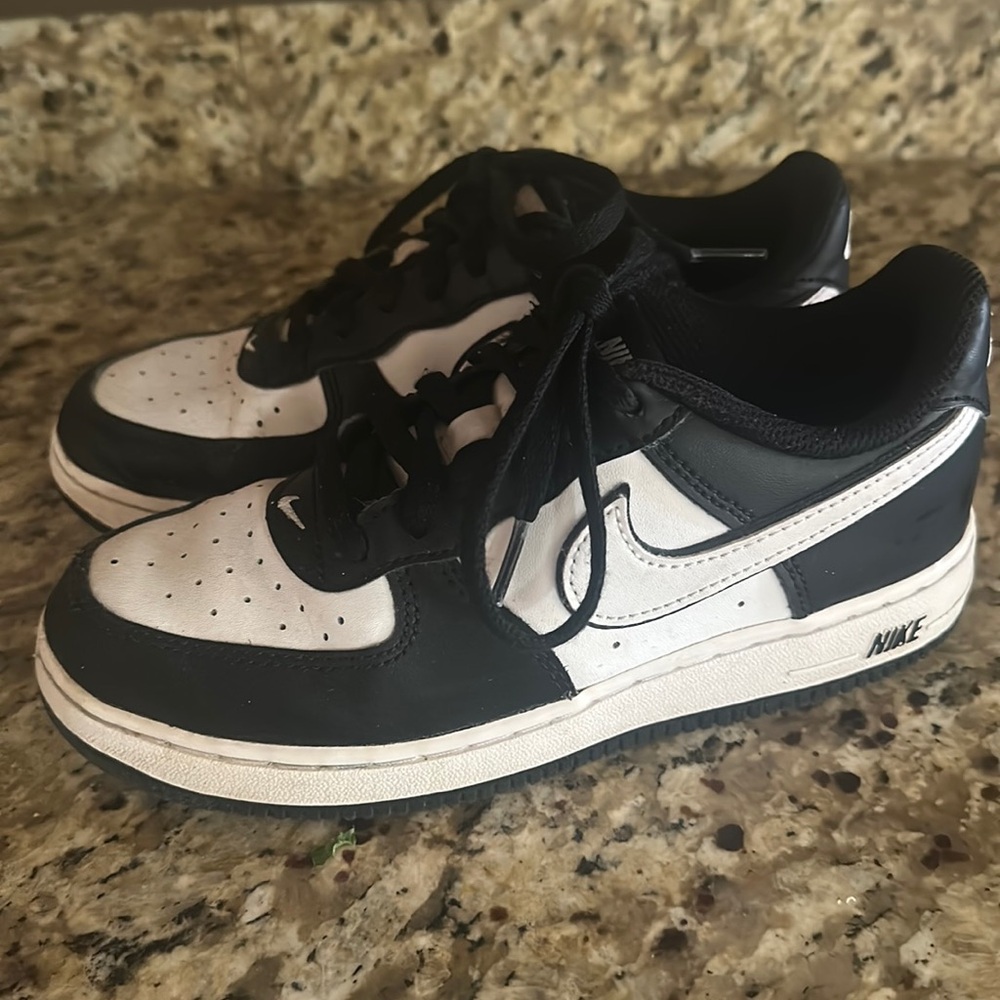 Nike Air Force 1 LV8 2 youth size 2.5 black and white .